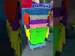 ডলিগুলির উপর ঢাকনা সহ প্লাস্টিকের ক্রেটগুলি কীভাবে সাজানো যায় গুদাম পরিচালনার জন্য