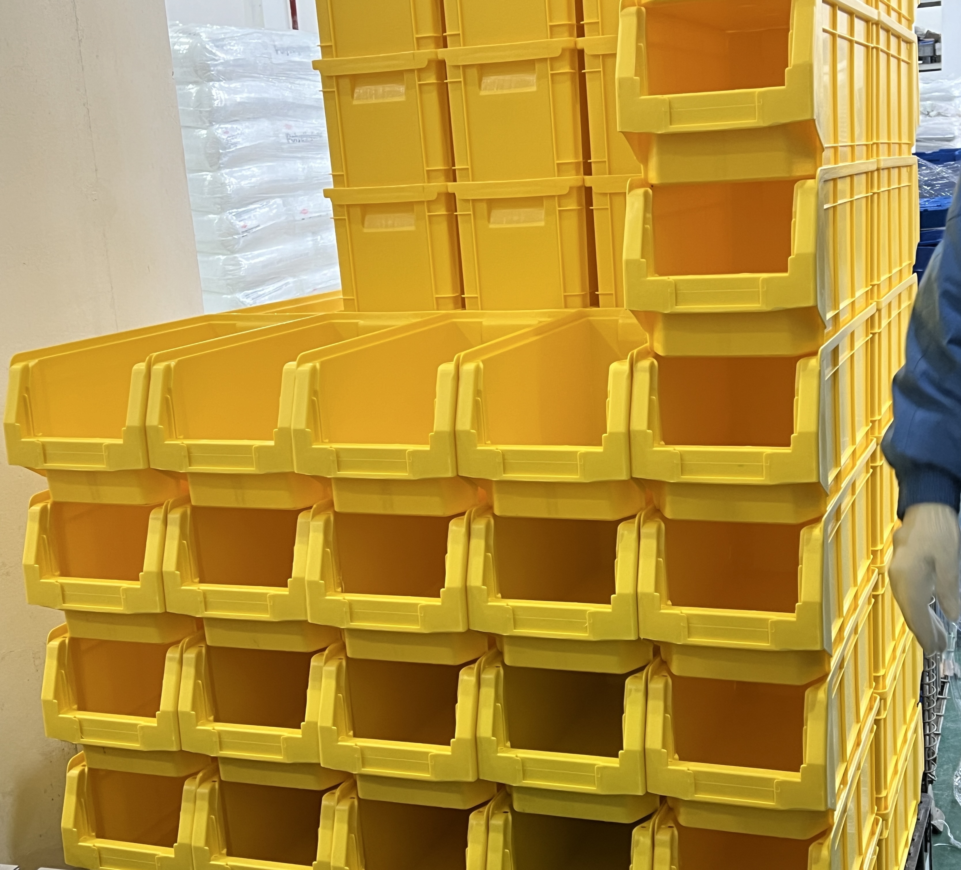 সর্বশেষ কোম্পানি ব্লগ সম্পর্কে স্ট্যাকযোগ্য এবং হ্যাংযোগ্য প্লাস্টিকের শেল্ফ বিন দিয়ে গুদাম দক্ষতা সর্বাধিক করুন